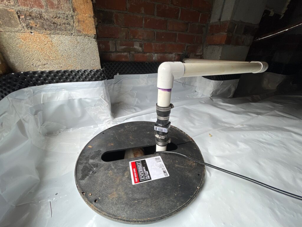 Encapsulated crawlspace with sump ump drain system